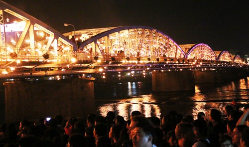Fire installations light up Hue’s bridge